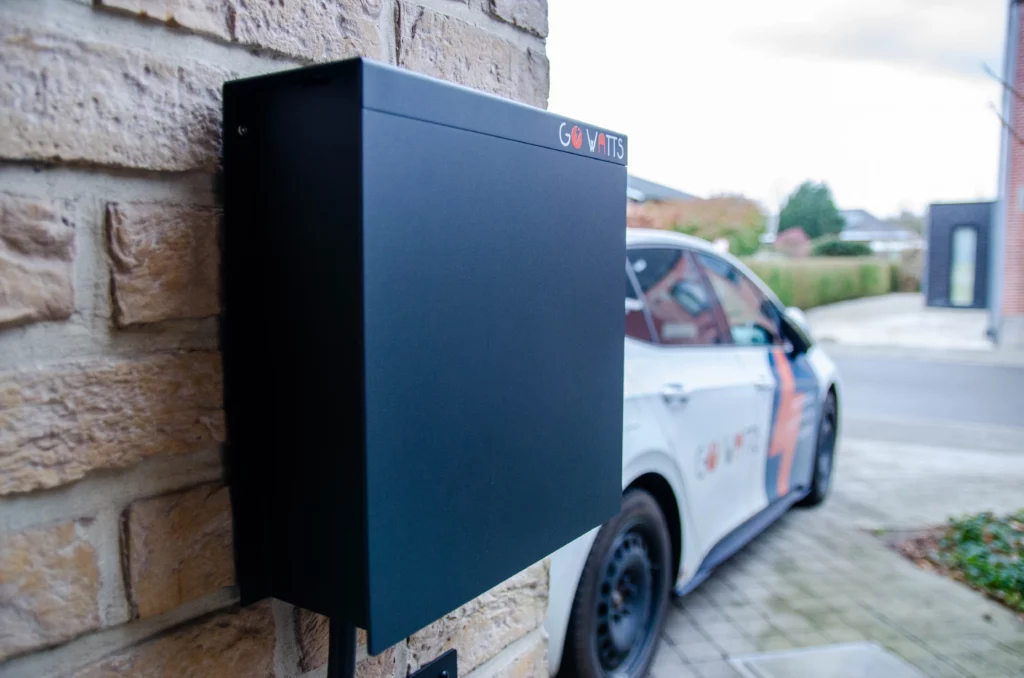 Go Watts-laadpaal aan de gevel van een woning met een elektrische bedrijfswagen: thuisladen volgens de ISO 15118-20-norm